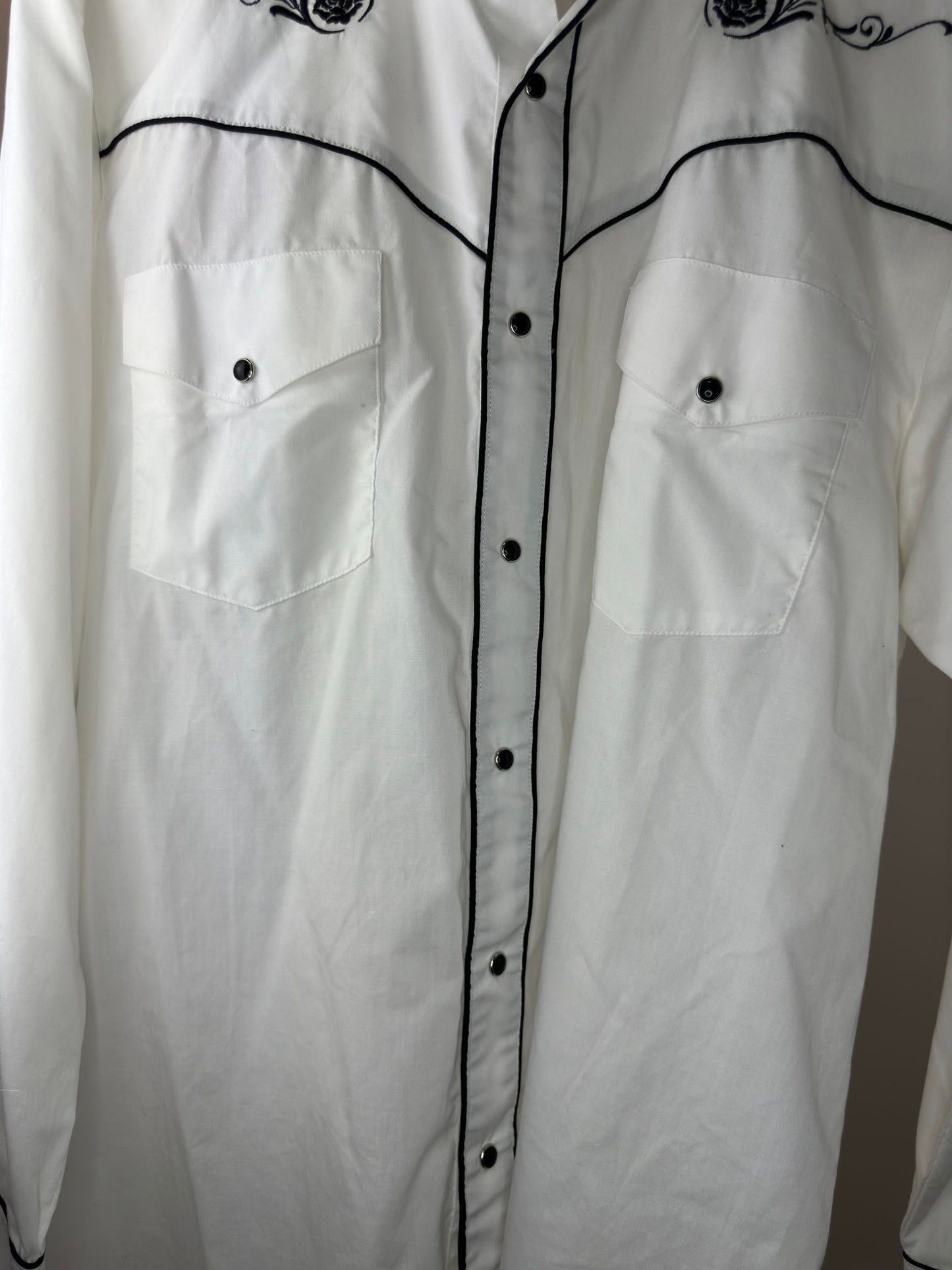 Y2K x MWG Apparel x Rose Embroidery x White w/ Black Accent Western Long Sleeve Button Up - 16 1/2 (L)