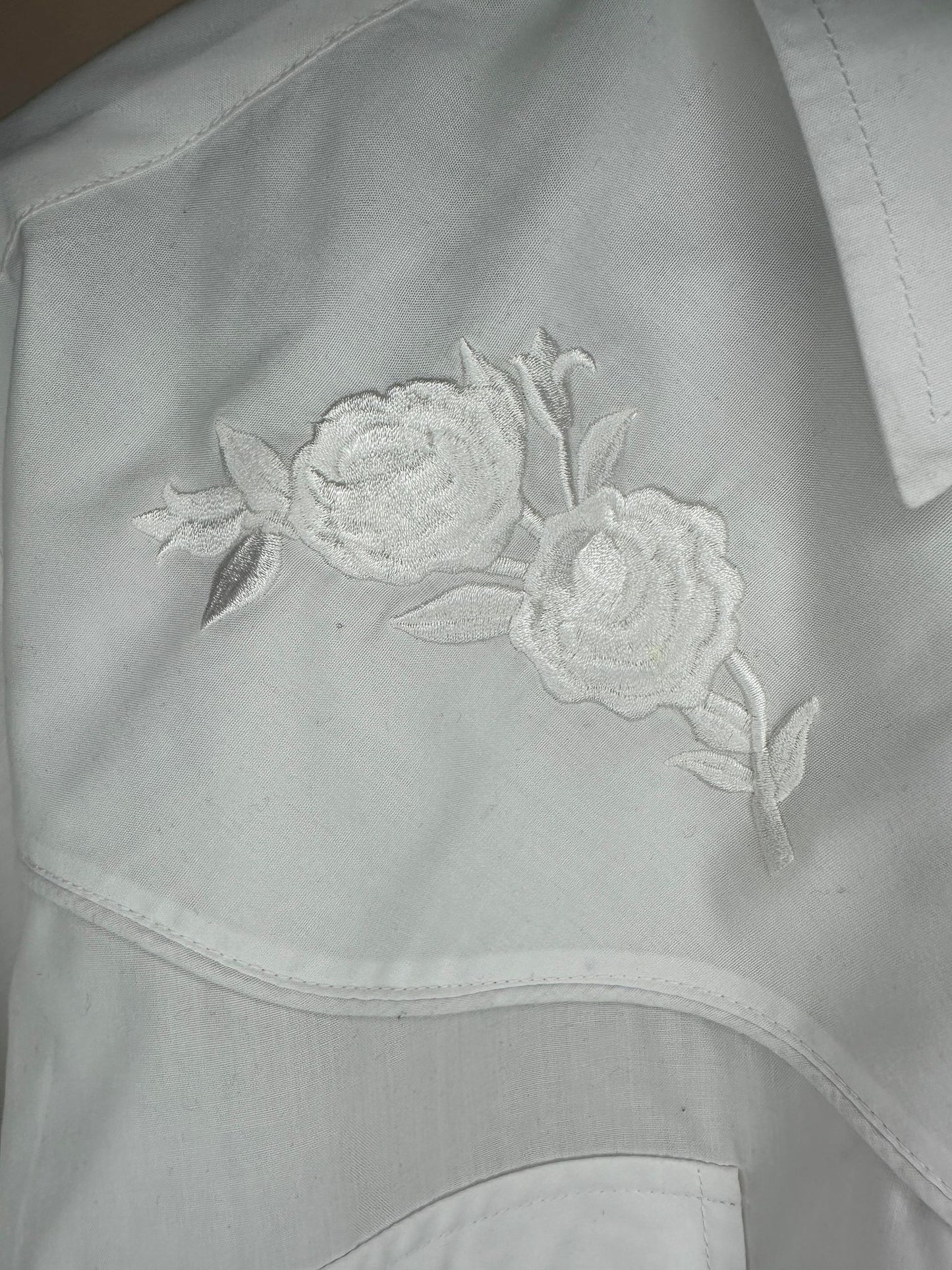 VTG x Ely Cattleman x Rose Embroidery x All White Western Long Sleeve Button Up - L