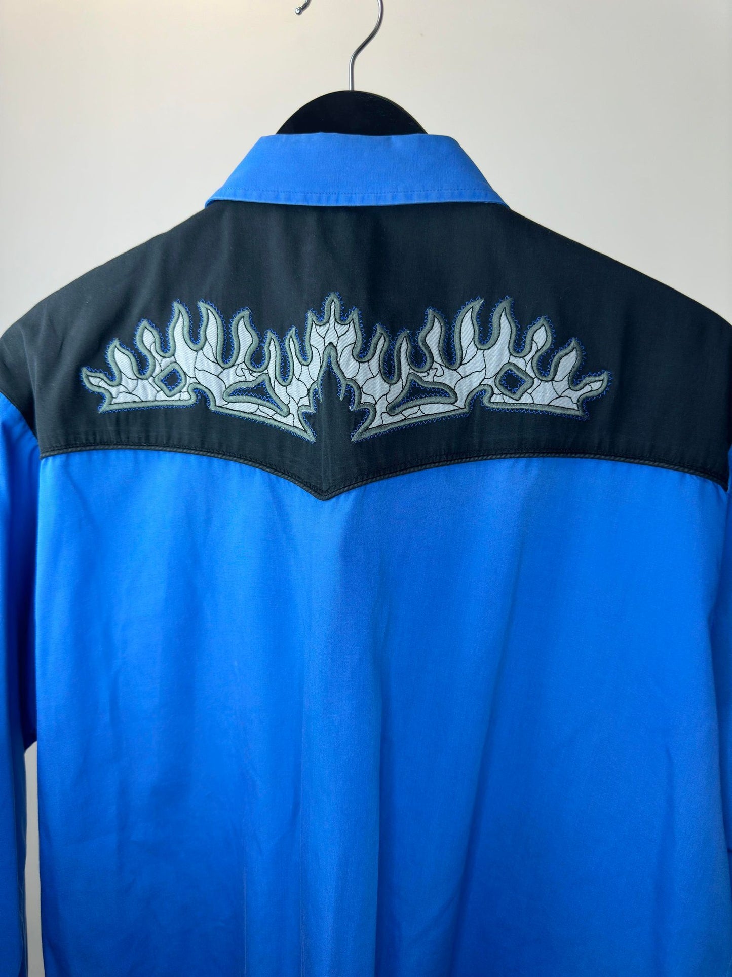 VTG x Johnny West x Flame Embroidery x Blue Black 2-Tone Western Long Sleeve Button Up - 16 1/2 (L)