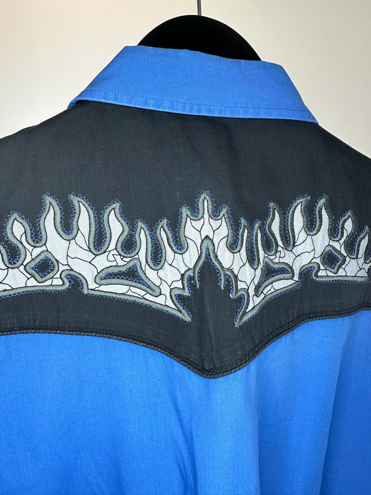 VTG x Johnny West x Flame Embroidery x Blue Black 2-Tone Western Long Sleeve Button Up - 16 1/2 (L)