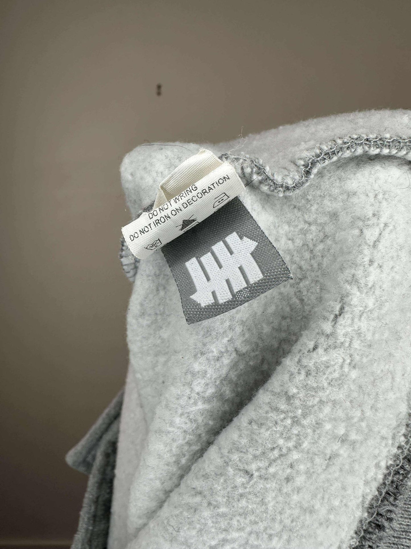 Undefeated x Honor Excellence Undefeated x Grey Button Down Sweatshirt Material Light Jacket - L