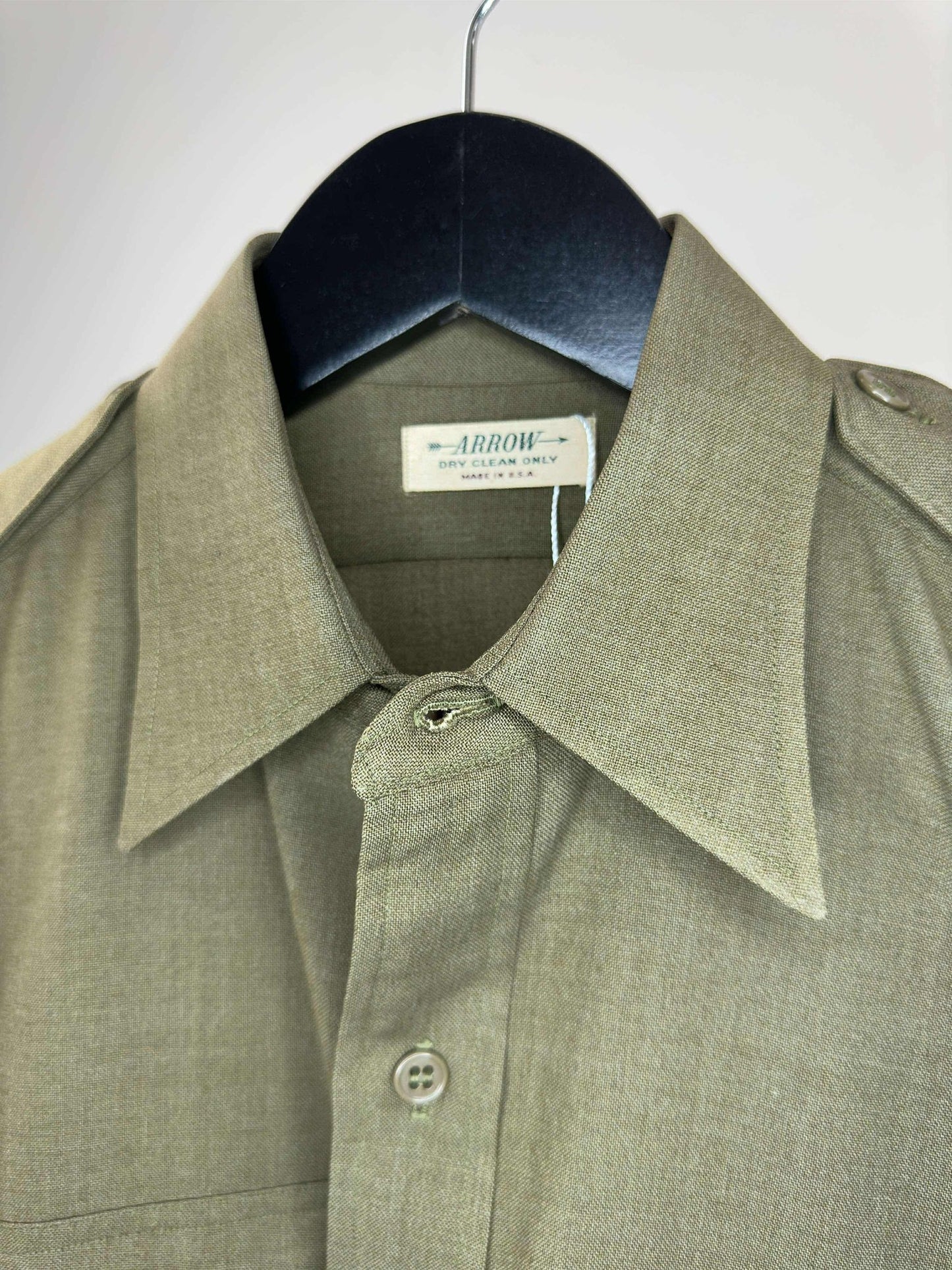 VTG x ARROW x World War x Military Green Long Sleeve Button Up - No Tag (S)