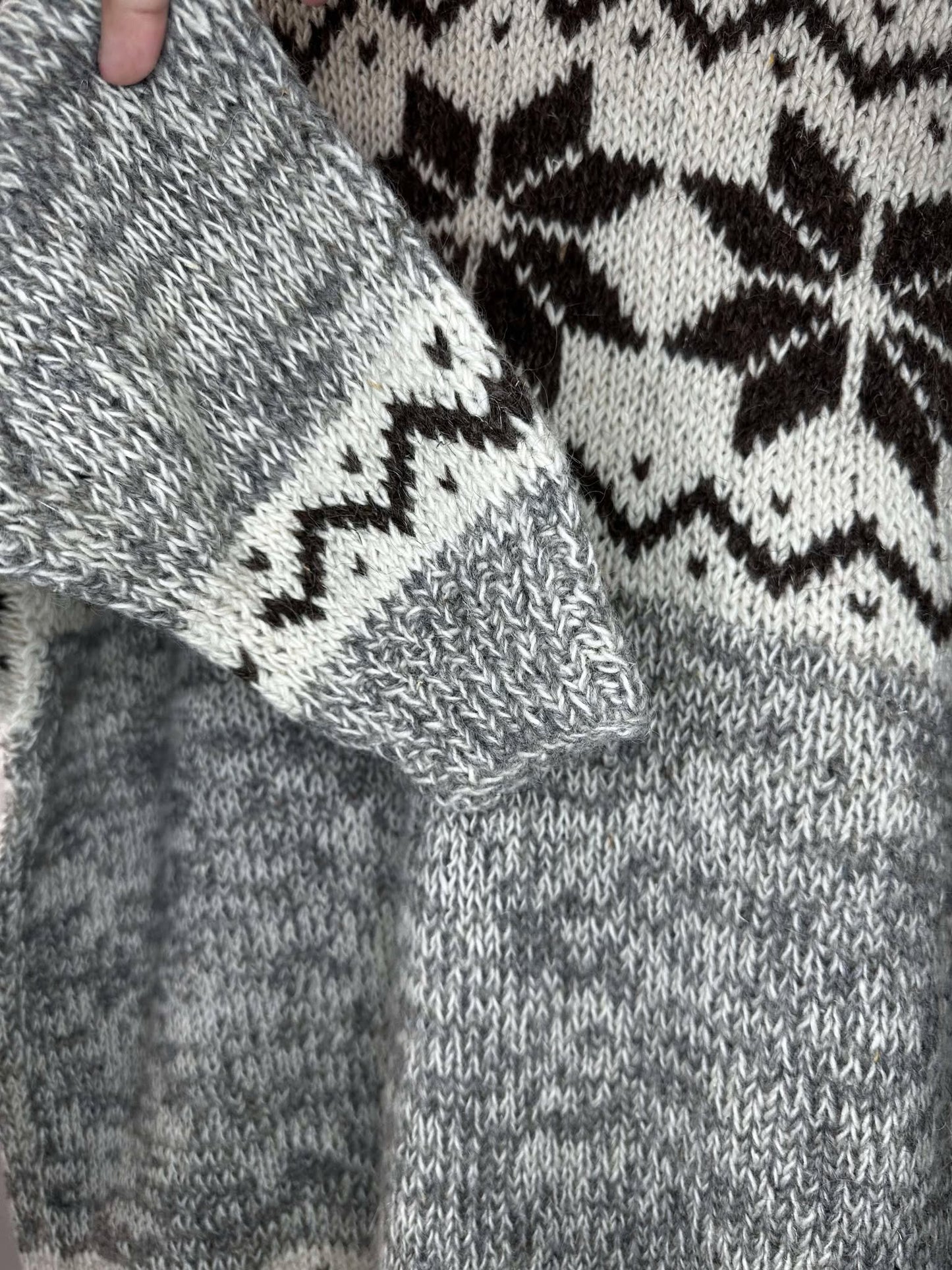 VTG x 100% Wool x Beige Grey Snow Flake Pattern Pullover Handmade Knit Sweater - L