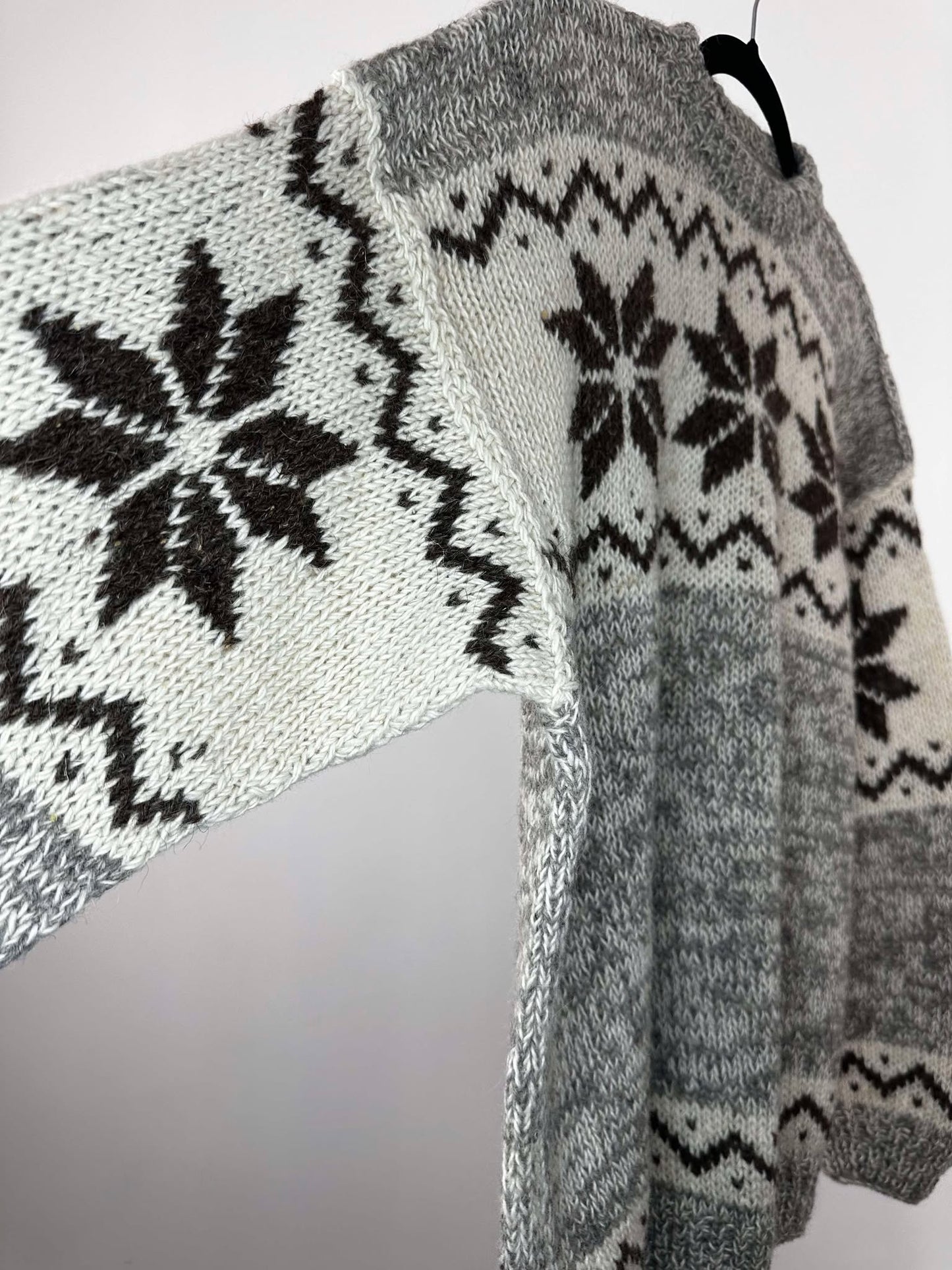 VTG x 100% Wool x Beige Grey Snow Flake Pattern Pullover Handmade Knit Sweater - L