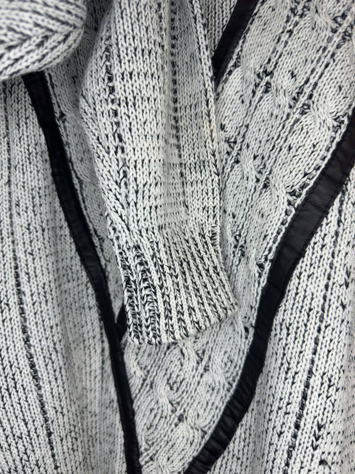 VTG x Gabrielle x White Black V Pattern 3D Knit Pullover Sweater - XL