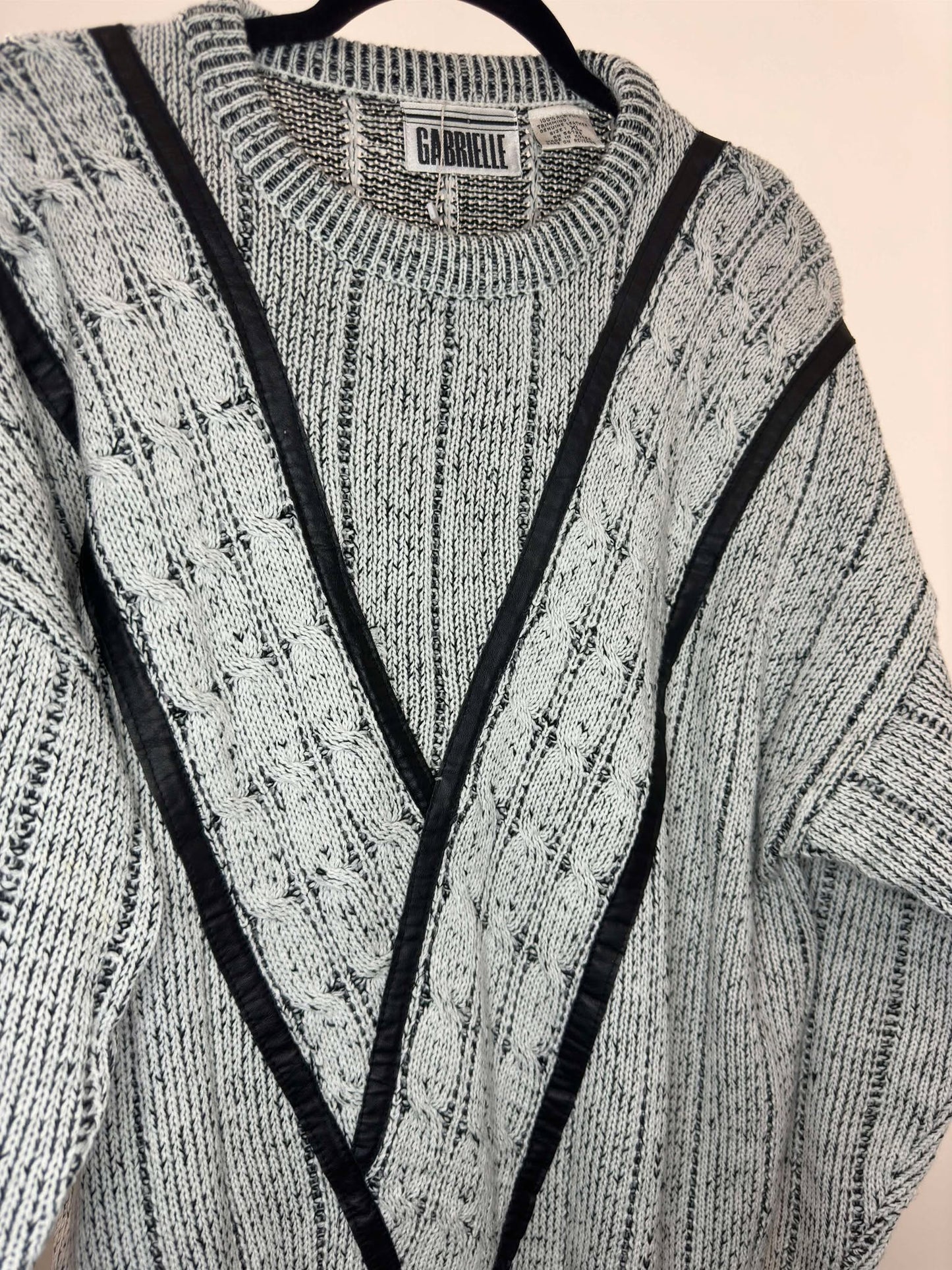 VTG x Gabrielle x White Black V Pattern 3D Knit Pullover Sweater - XL
