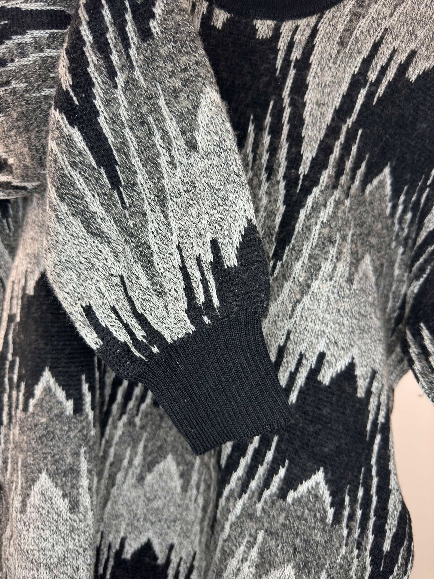 VTG x No Tag x Grey Black Wavy Pattern Pullover Knit Sweater - Cut Tag (M)