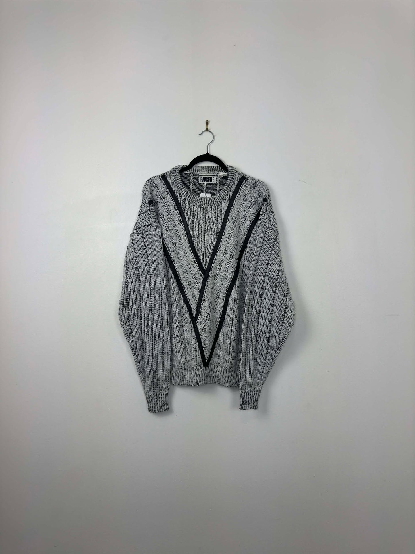 VTG x Gabrielle x White Black V Pattern 3D Knit Pullover Sweater - XL