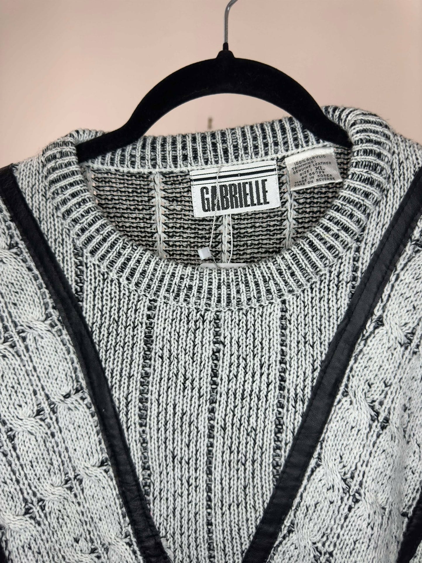 VTG x Gabrielle x White Black V Pattern 3D Knit Pullover Sweater - XL