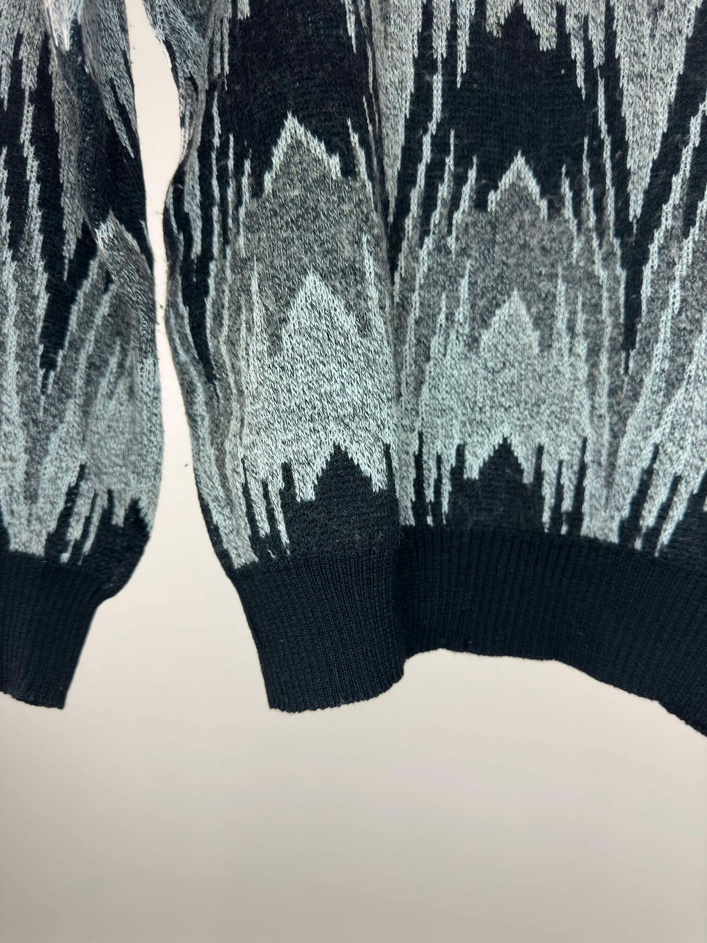 VTG x No Tag x Grey Black Wavy Pattern Pullover Knit Sweater - Cut Tag (M)