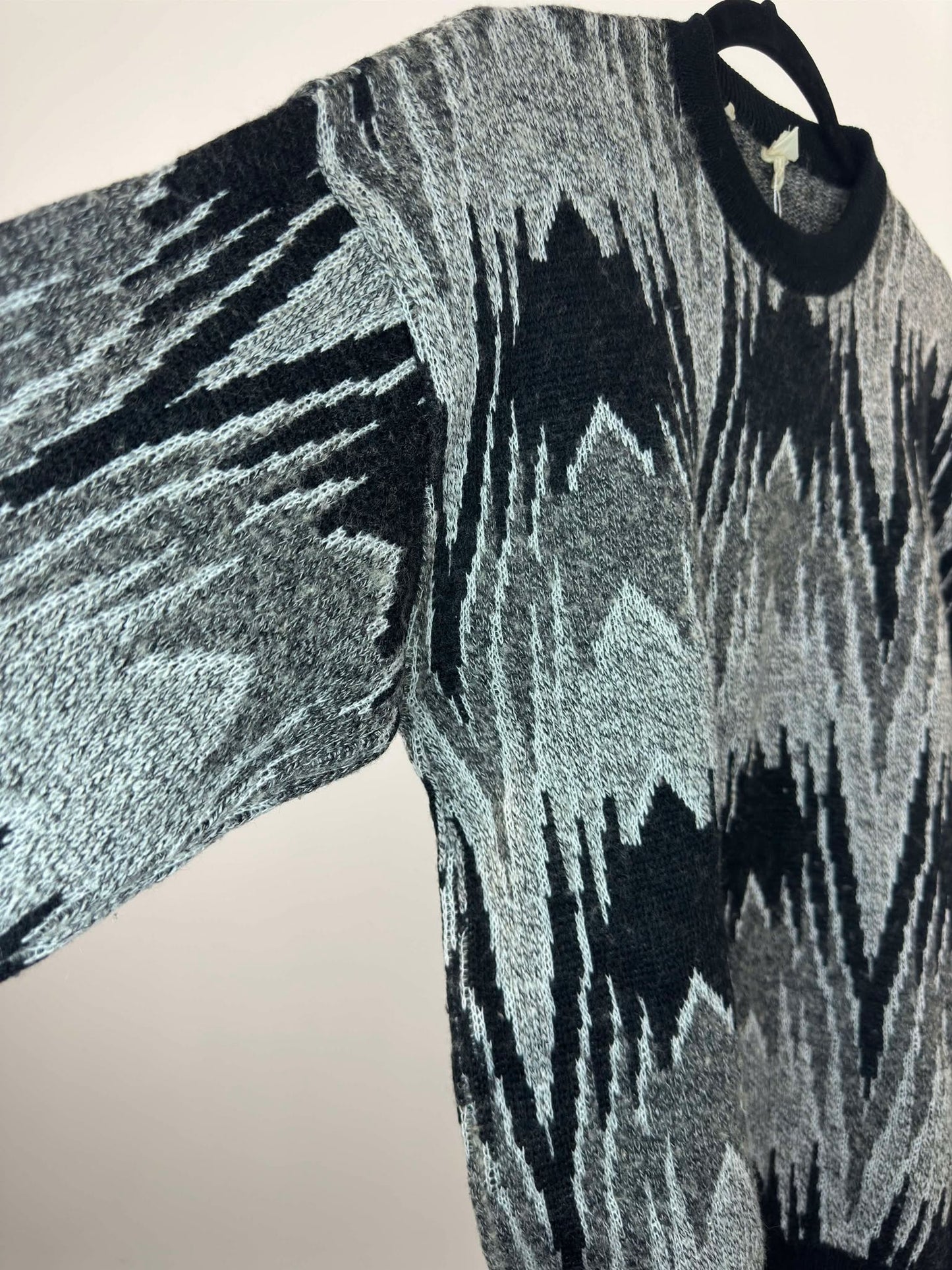 VTG x No Tag x Grey Black Wavy Pattern Pullover Knit Sweater - Cut Tag (M)