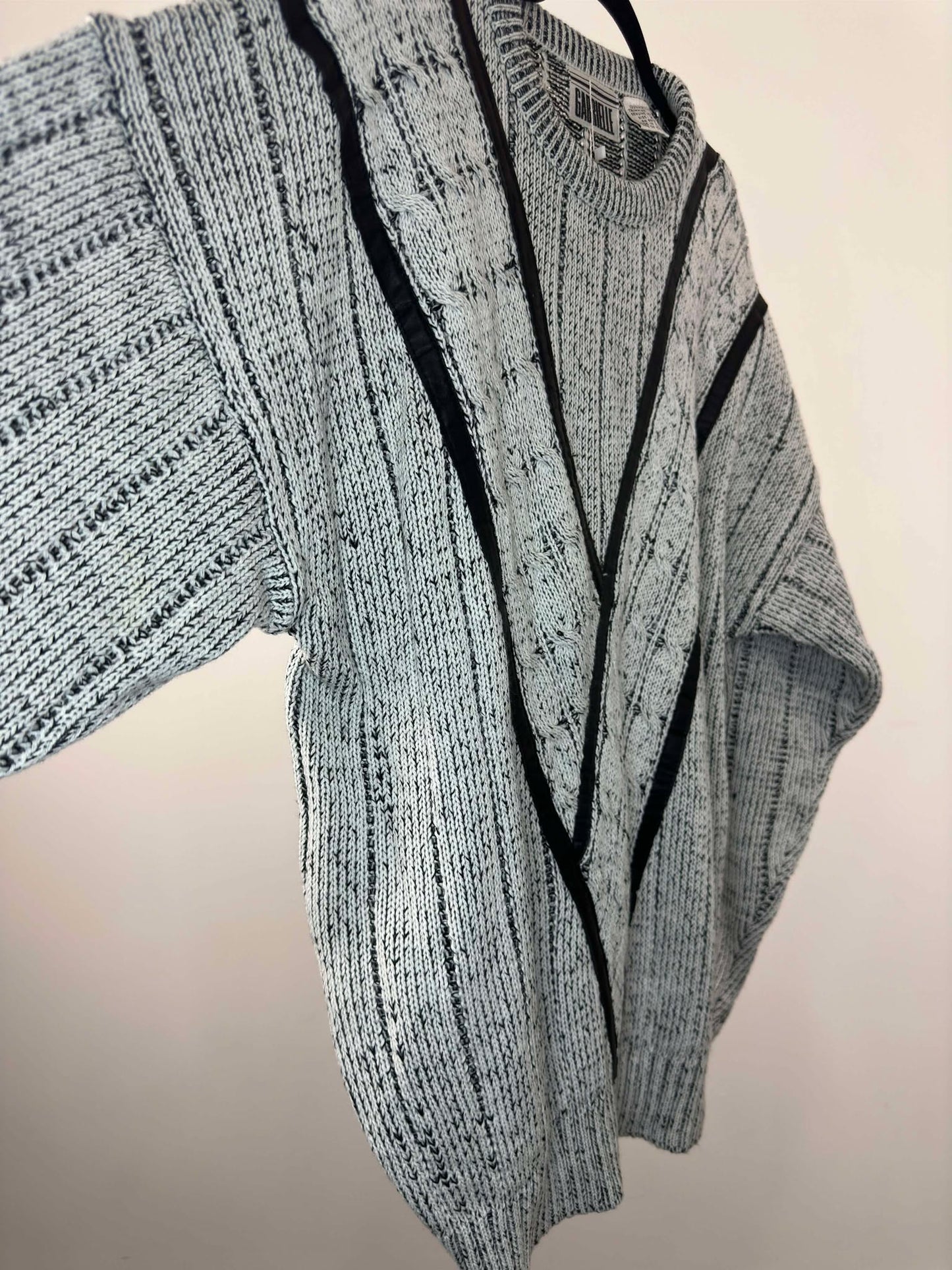 VTG x Gabrielle x White Black V Pattern 3D Knit Pullover Sweater - XL