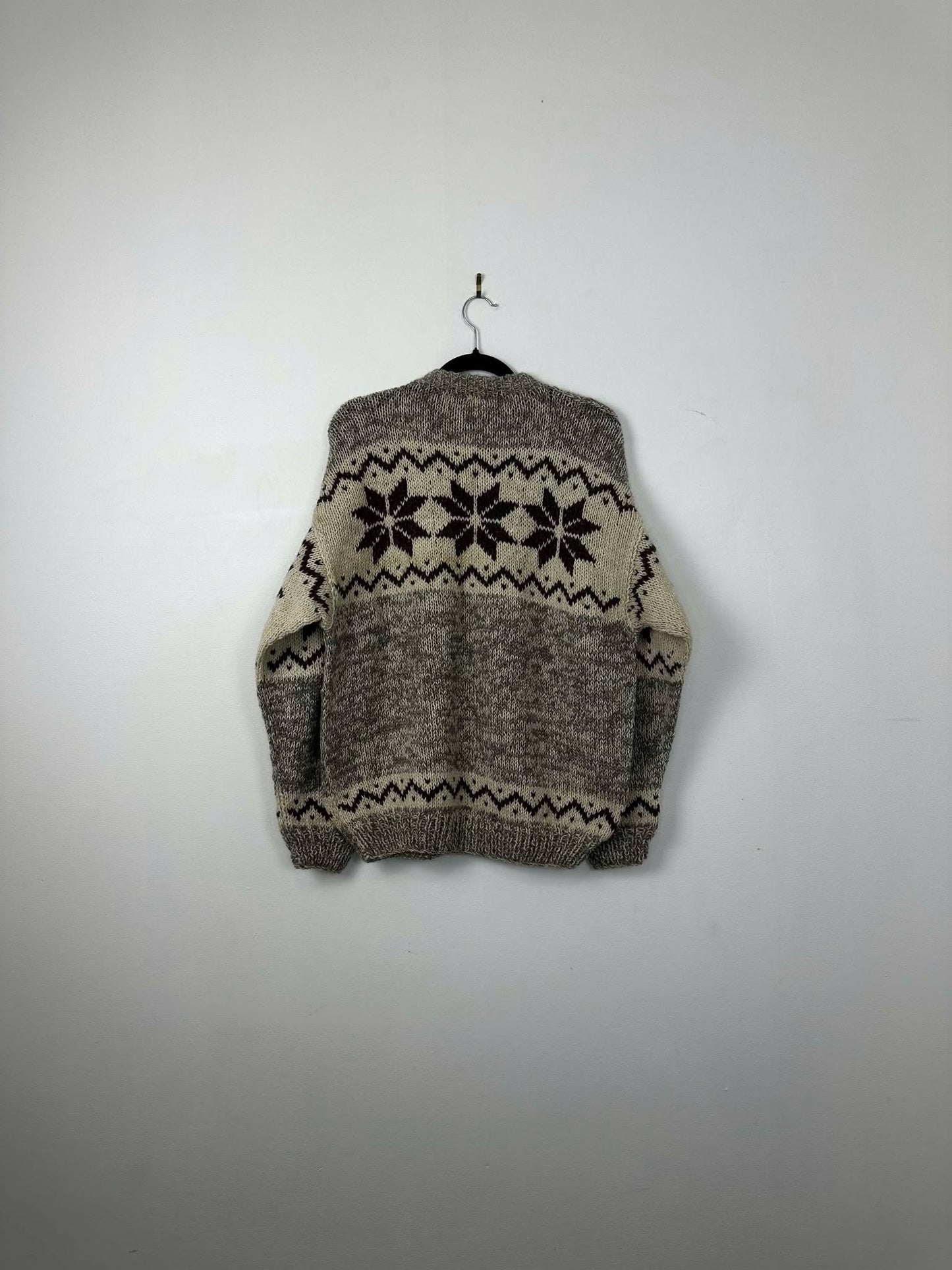 VTG x 100% Wool x Beige Grey Snow Flake Pattern Pullover Handmade Knit Sweater - L