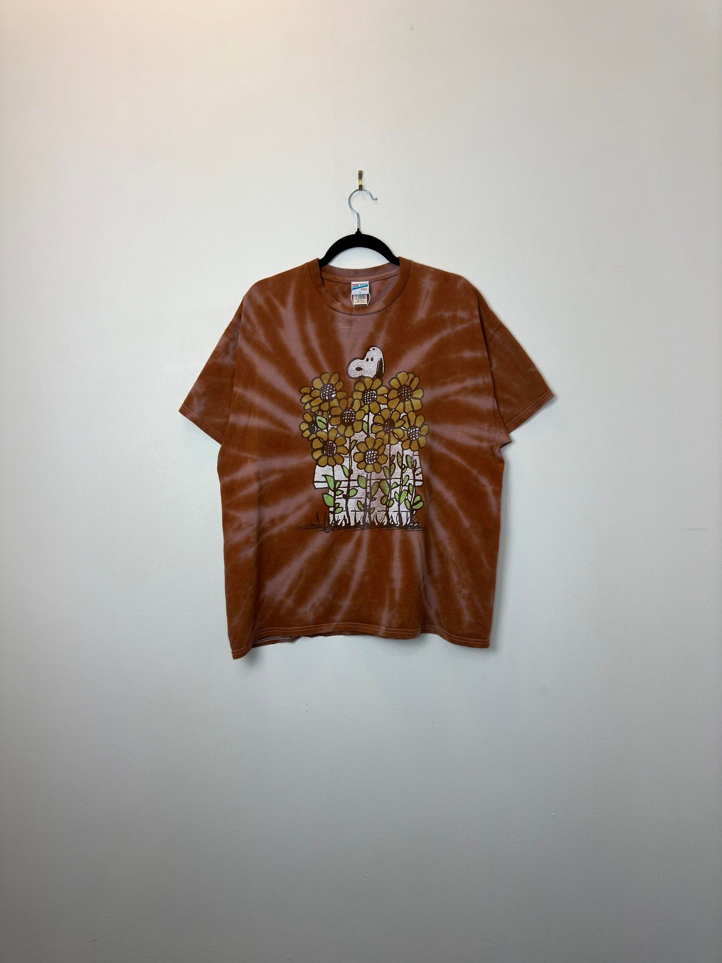 VTG x Junk Food Tees x Peanut x Snoopy x Brown Tie Dye Graphic Tee - L