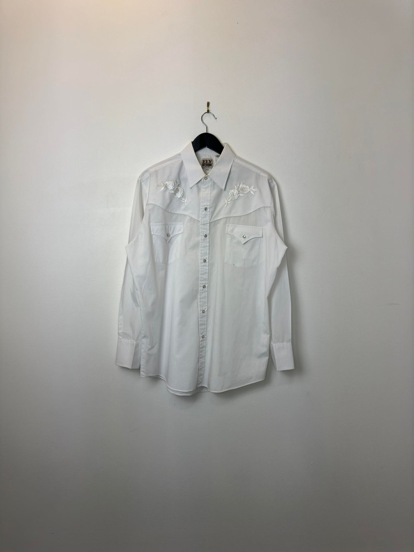 VTG x Ely Cattleman x Rose Embroidery x All White Western Long Sleeve Button Up - L