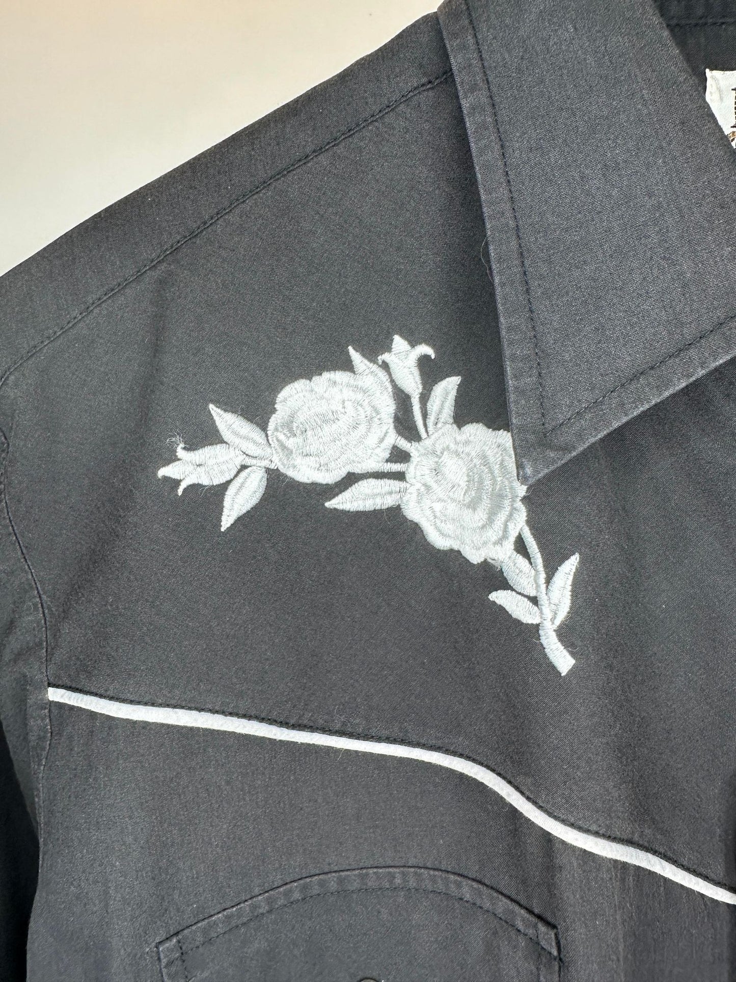 VTG x Ely Cattleman x Rose Embroidery x Black w/ White Accent Western Long Sleeve Button Up - L