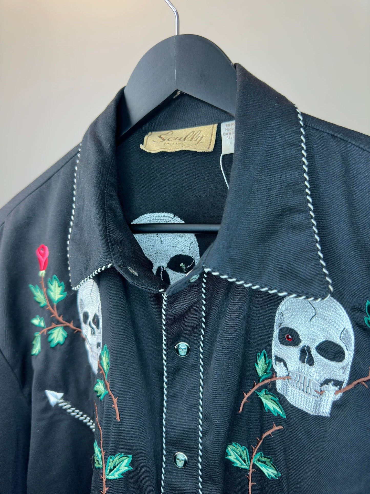 Skully x Skull & Roses Embroidery x Black Long Sleeve Western Button Up - L