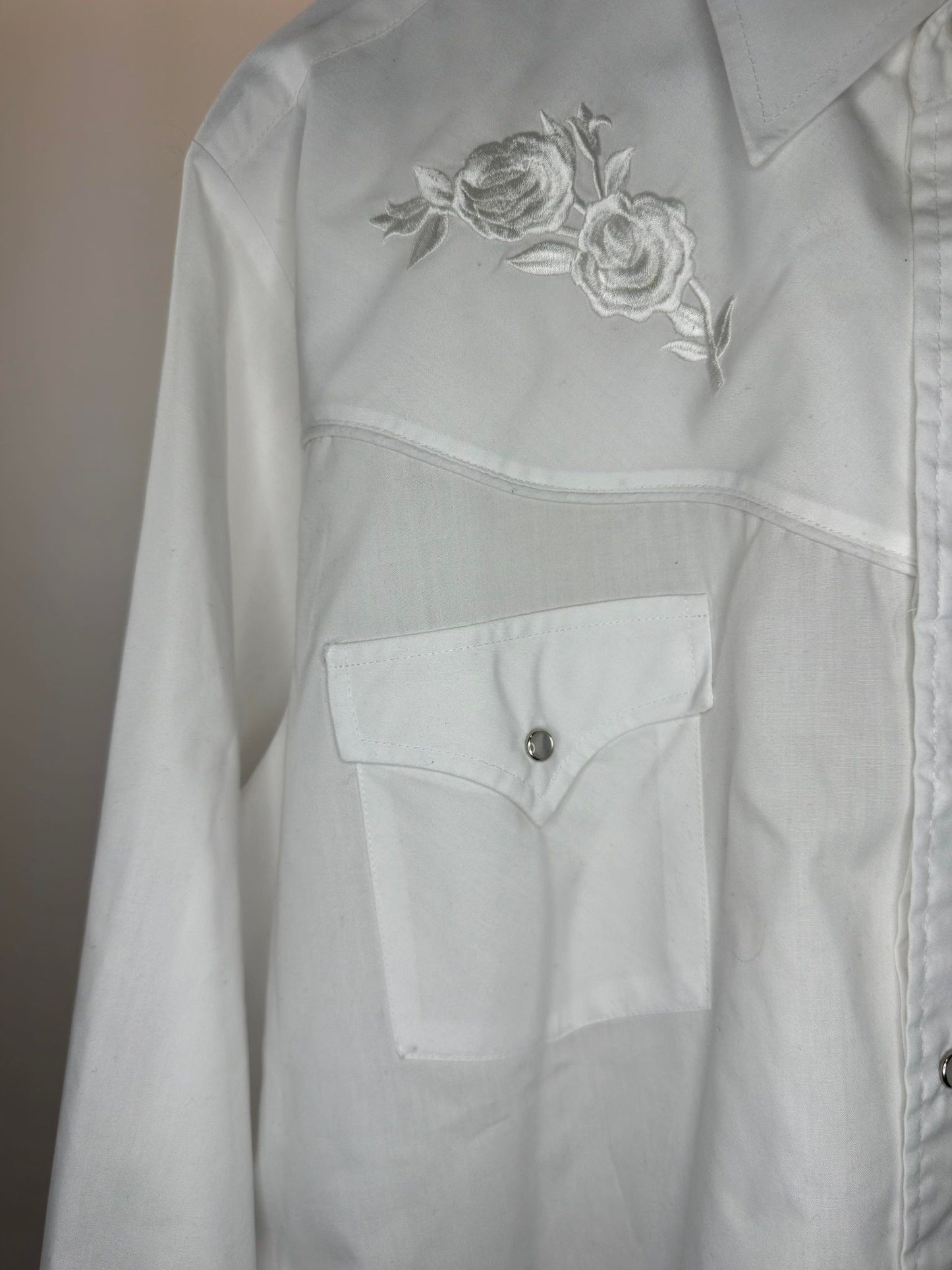 VTG x Ely Cattleman x Rose Embroidery x All White Western Long Sleeve Button Up - L