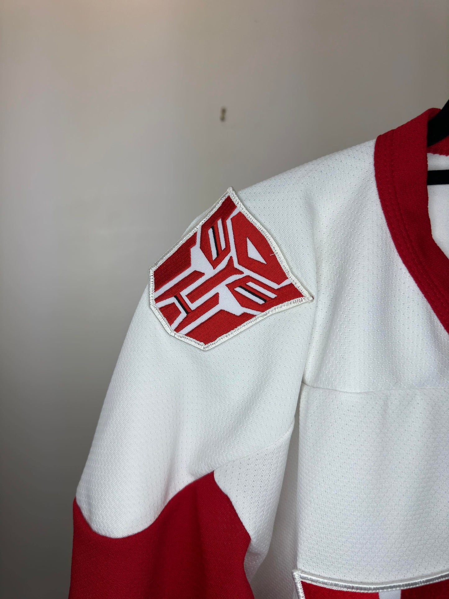 VTG x TRANSFORMERS x Athletic Knit x White Red Hockey Jersey - L